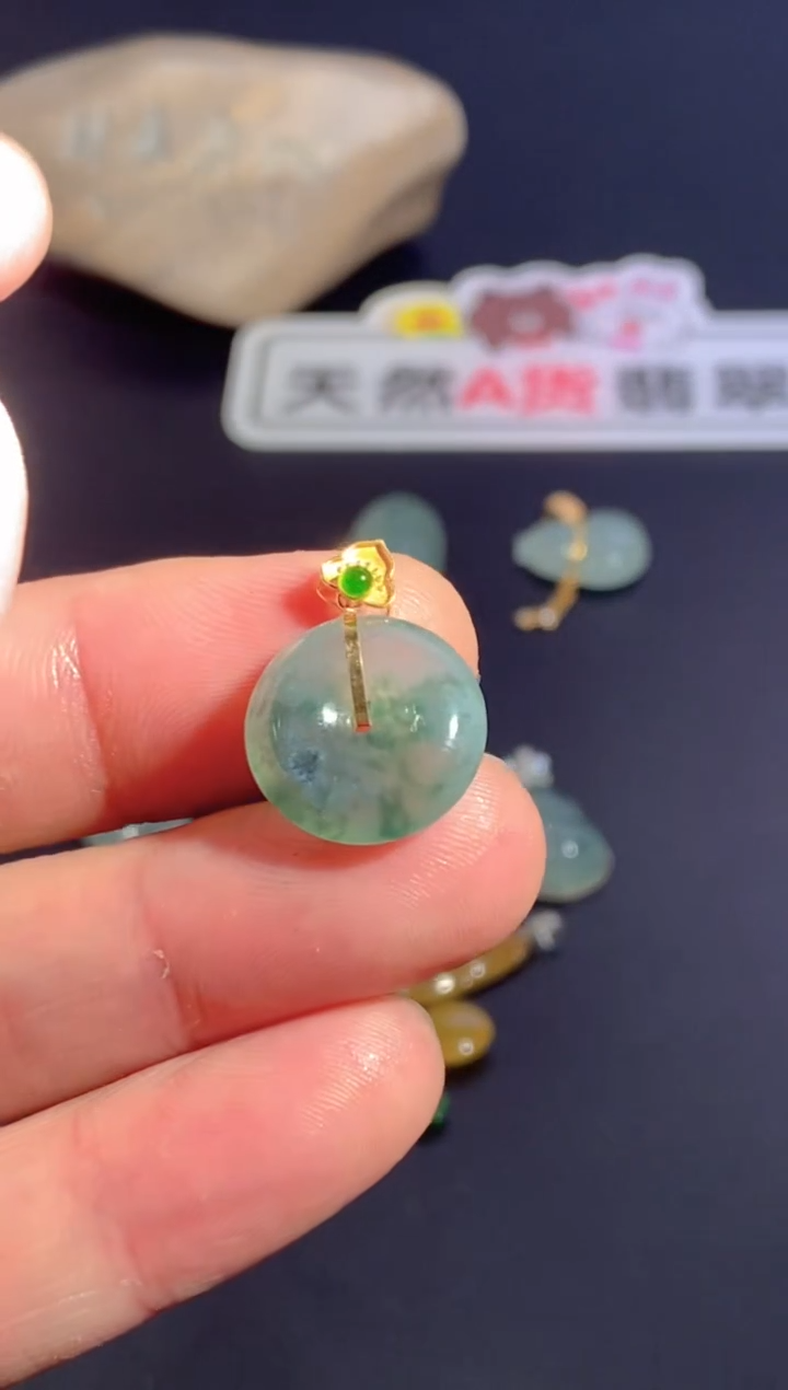 颈饰18K金镶嵌翡翠    