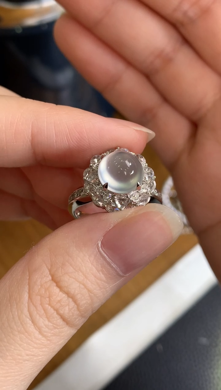 18K金镶嵌戒指翡翠蛋面戒指