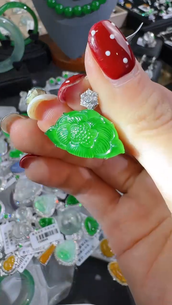 【闪购商品】翡翠颈饰18K金镶嵌莲花牌