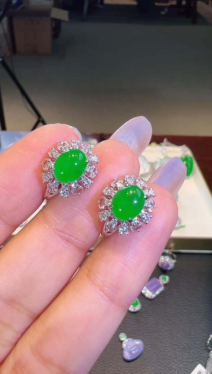 18K金镶嵌翡翠耳饰翡翠