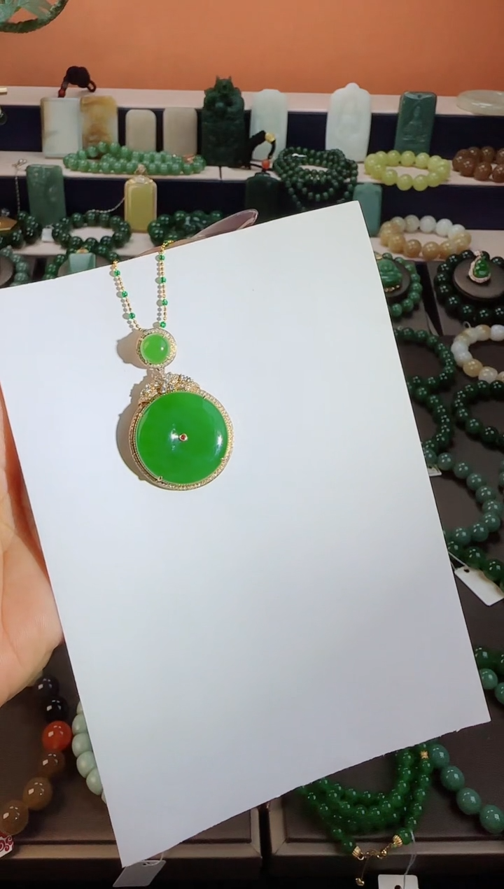 颈饰18K金镶嵌和田玉（碧玉）苹果绿18K平安扣