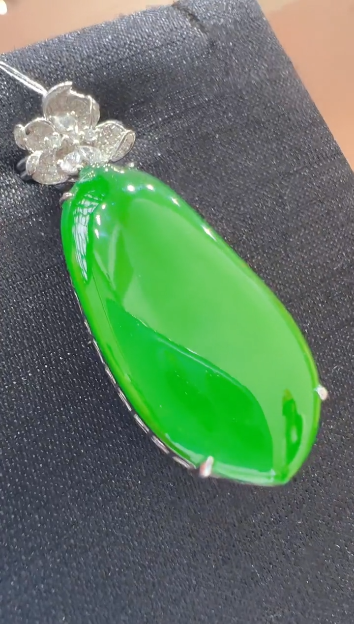 【闪购商品】翡翠吊坠(不含链)18K金镶嵌     