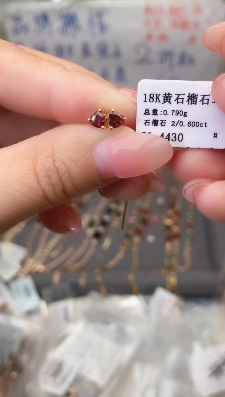 18K金镶嵌耳饰石榴石--专柜--