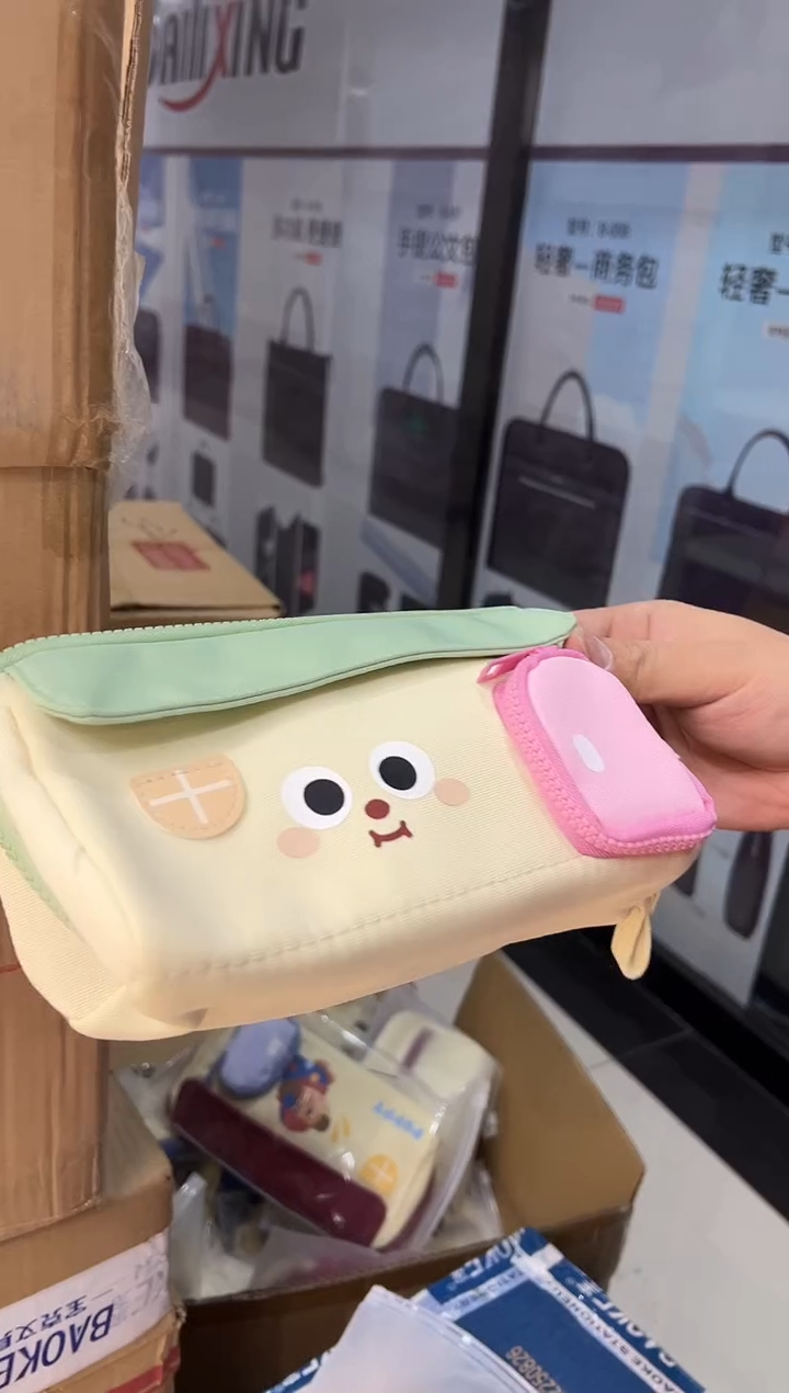 咔巴熊1109绿色笔袋一个