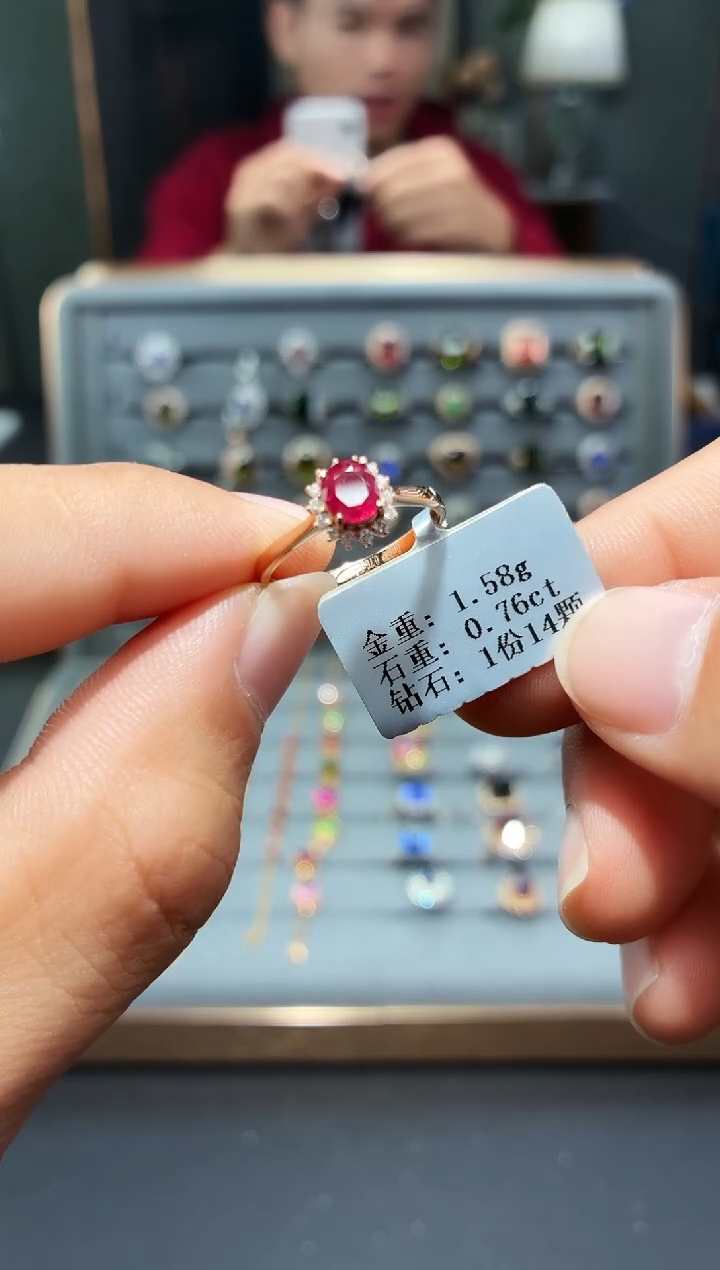 18K金镶嵌戒指红宝石0.76.