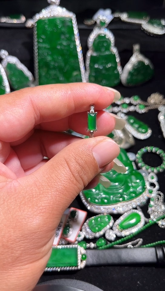 未镶嵌戒指翡翠戒指