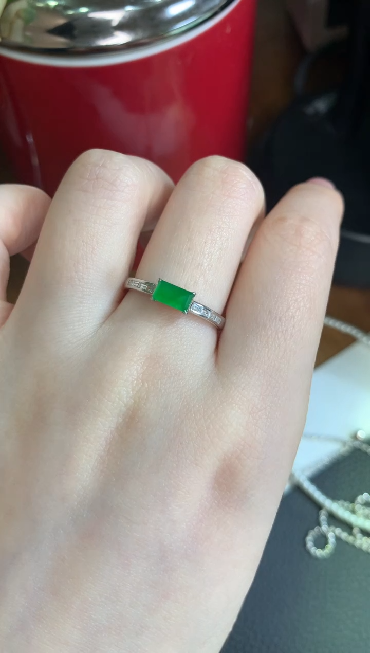 【闪购商品】翡翠戒指18K金镶嵌绿马鞍戒指