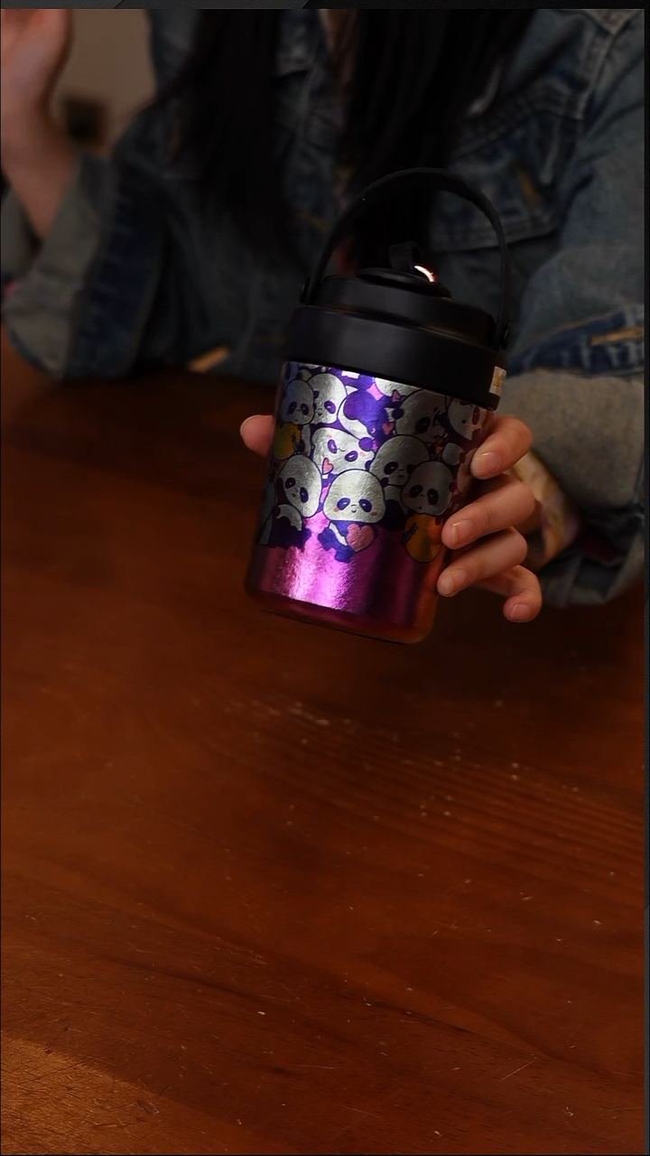 陶133-执彩纯钛咖啡杯-熊猫妙妙团（红）380ml