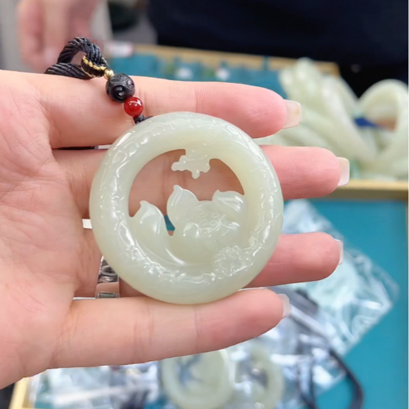 石惑珠宝%和田玉吊坠%多样性发一