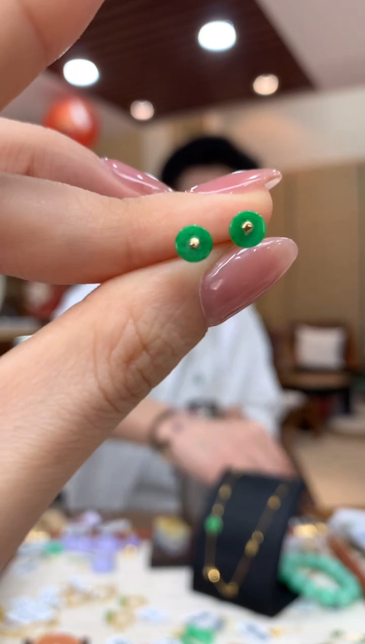 18K金镶嵌翡翠耳饰耳钉