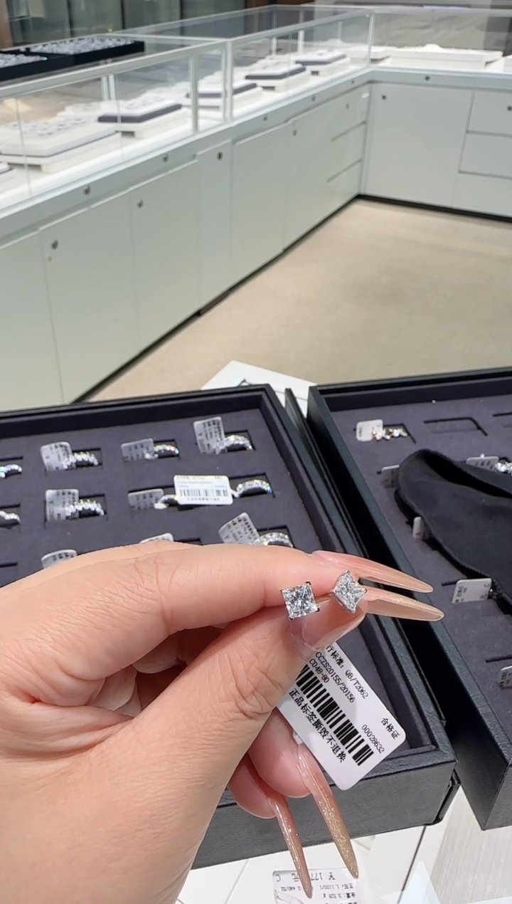 【闪购商品】实验室培育钻石耳饰18K金镶嵌耳环1.58ct