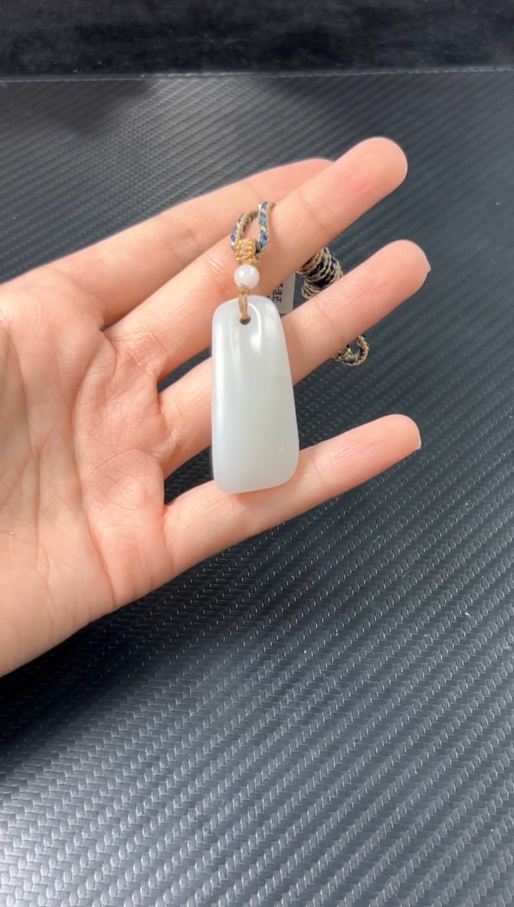 和田玉未镶嵌吊坠(赠链)且末微色差米达吊坠