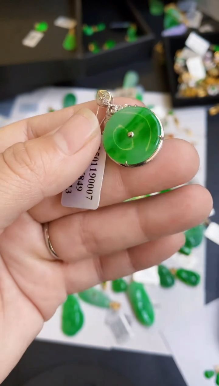 【闪购商品】翡翠颈饰18K金镶嵌扣