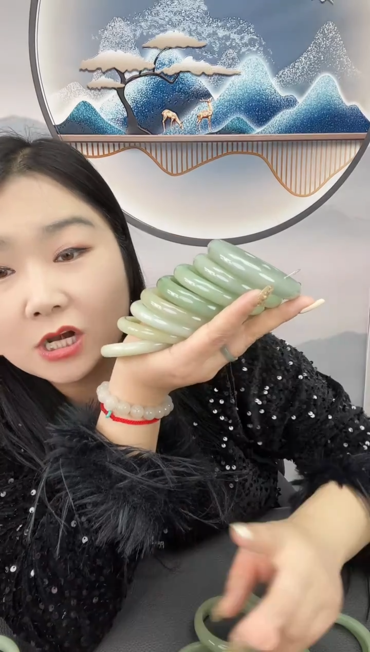 未镶嵌微瑕绿密玉镯子密玉（石英质玉）6465