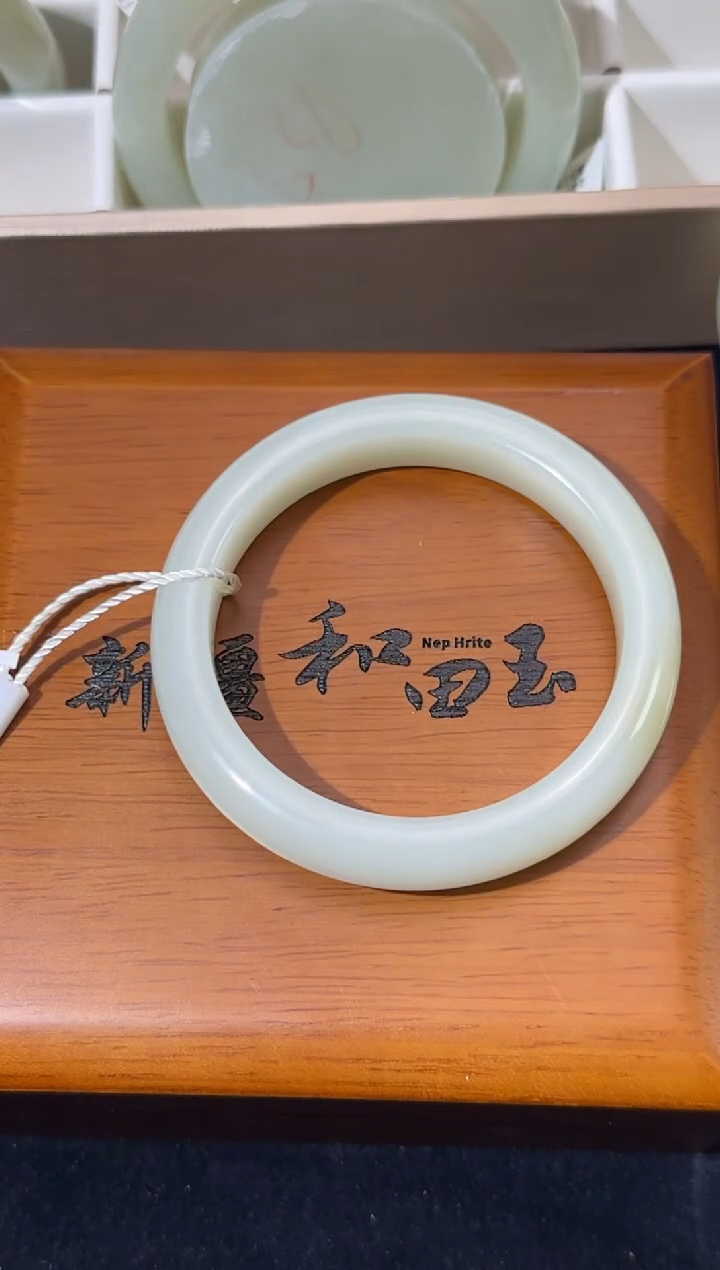 未镶嵌手镯和田玉且末唐白微色差54+手镯