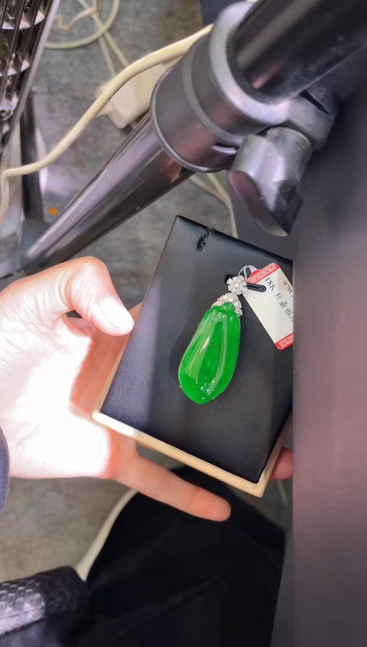 【闪购商品】翡翠吊坠(赠链)18K金镶嵌A73