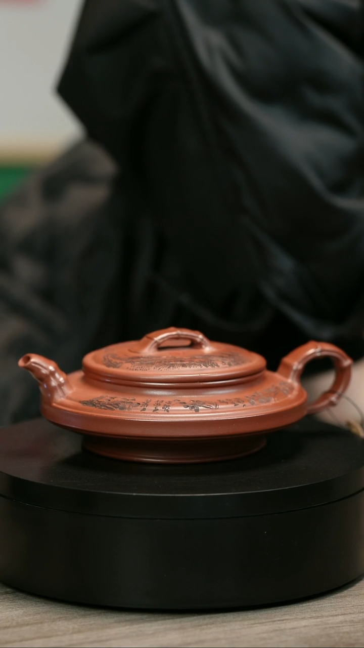 茶壶紫砂??H2242李小琴龙血砂刻绘虚扁