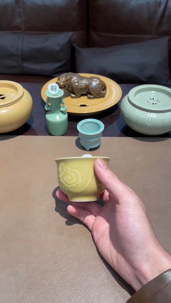 100窑承青瓷黄釉祥云杯