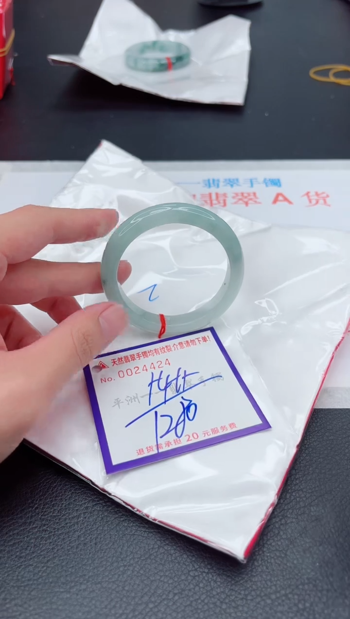 翡翠手镯未镶嵌1
