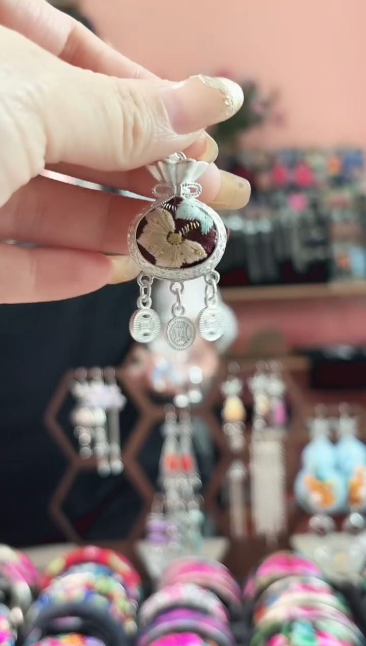 织绣彩云南阁老绣饰品  225