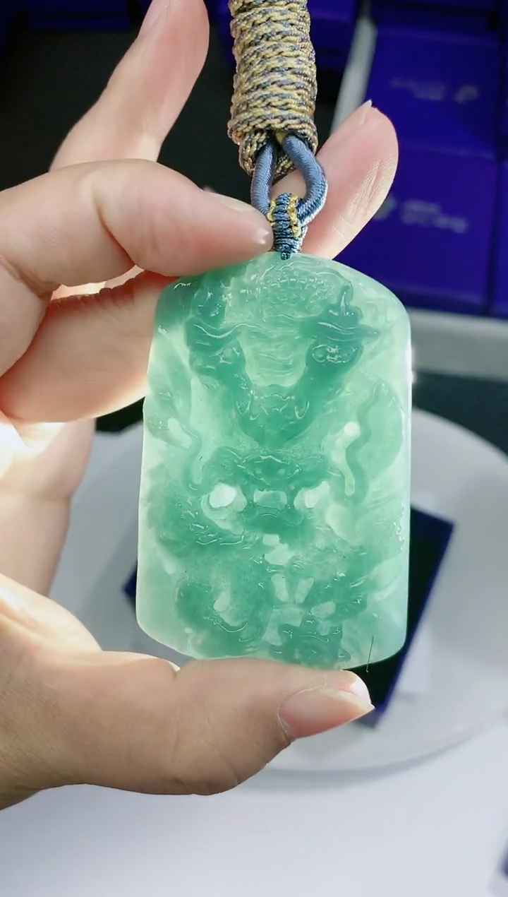 翡翠未镶嵌颈饰           