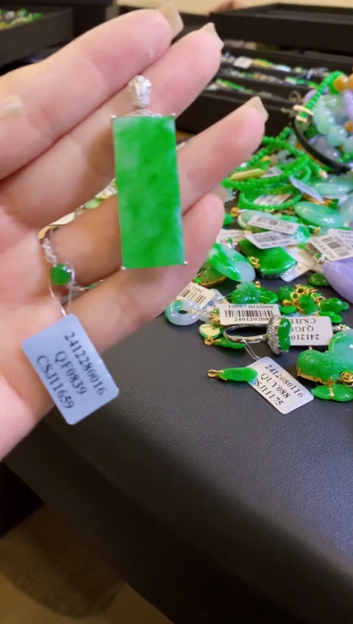 【闪购商品】定制翡翠18K金镶嵌吊坠