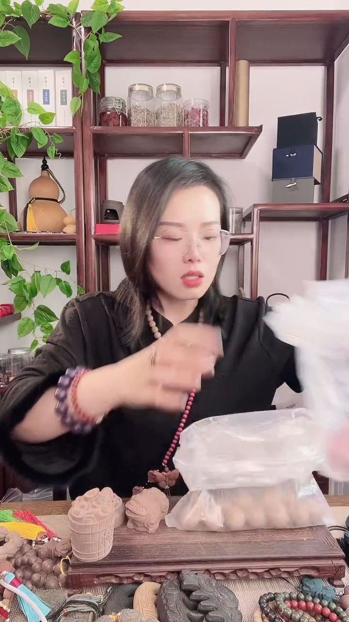 珠串瑕疵龙涎香方的光珠大单株