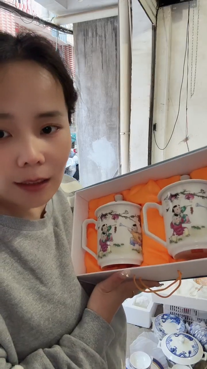 瓷片两个杯子的瓷器的系列