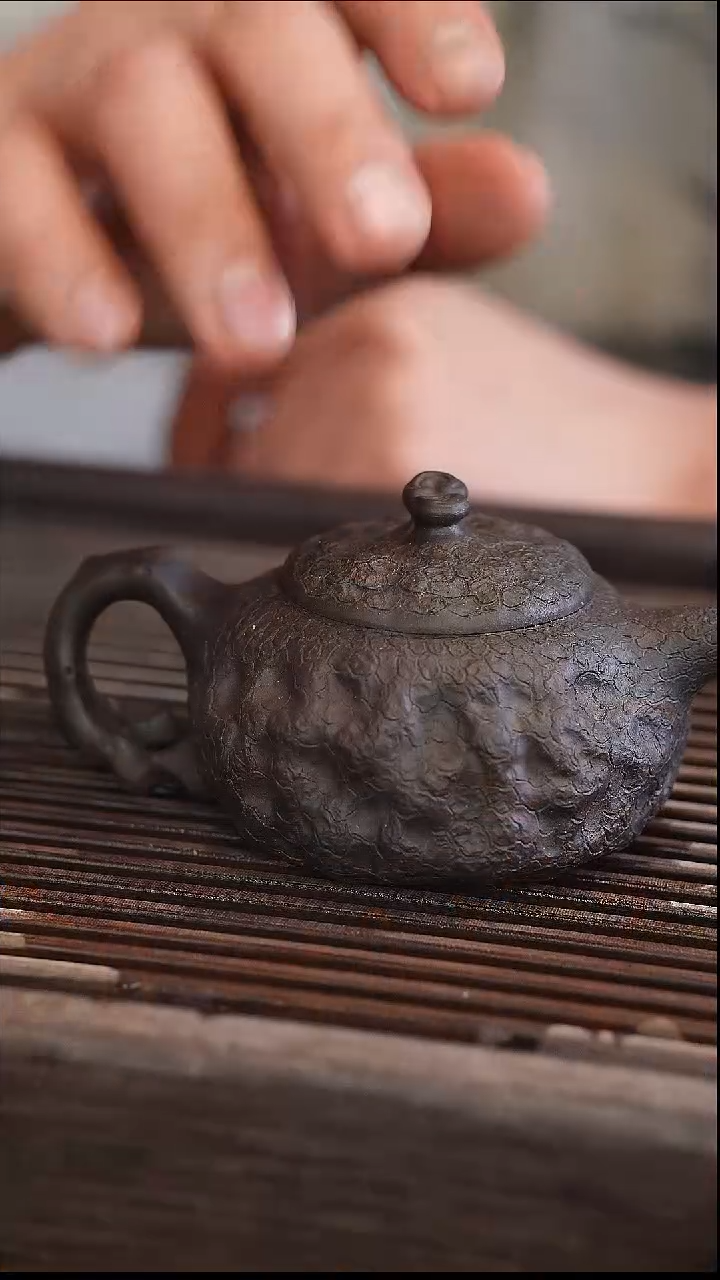 茶壶紫砂供春 黑金砂 170cc