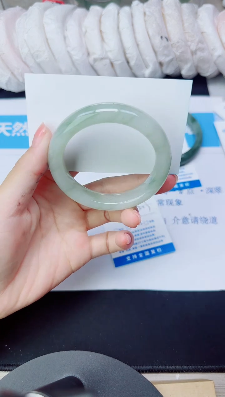 石英质玉手镯未镶嵌278/52.3