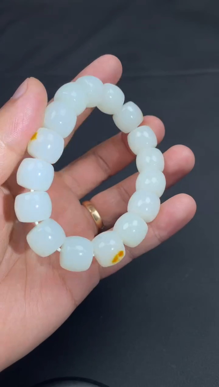 颈饰未镶嵌和田玉小**。25