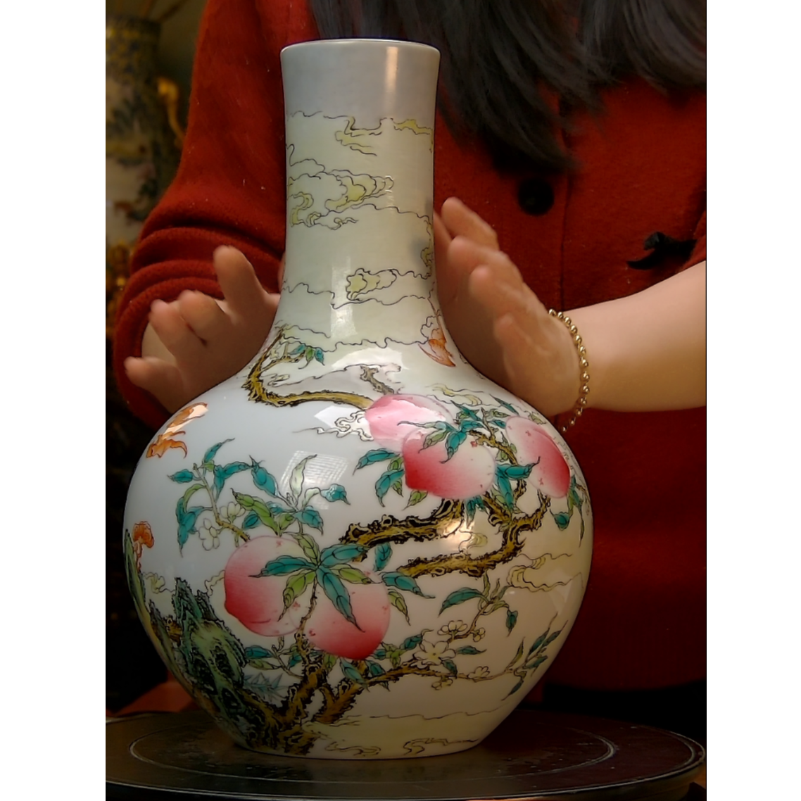 清  粉彩描金福寿纹天球瓶