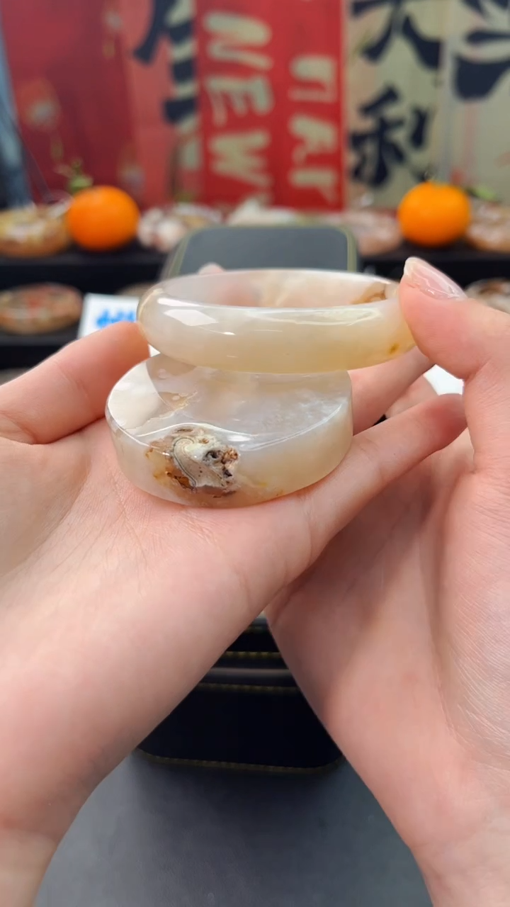 【闪购商品】石英质玉手镯未镶嵌赠送镯心（55圈口）无证书