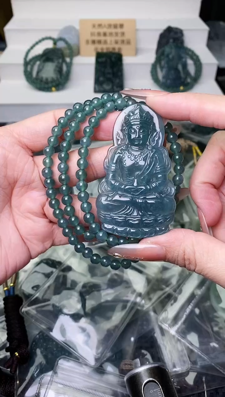 颈饰未镶嵌翡翠 