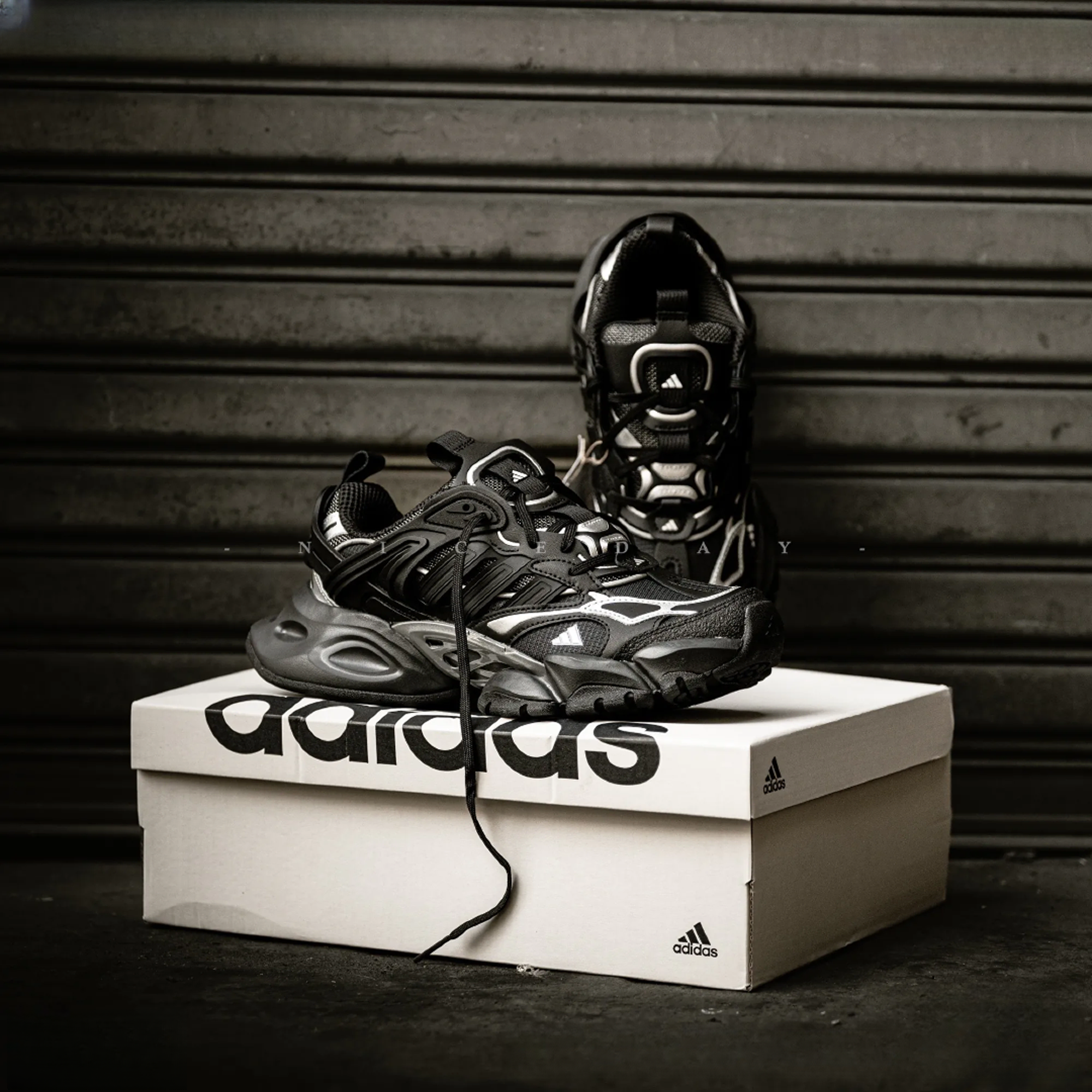 Adidas阿迪达斯男女款厚底运动休闲跑步鞋「轻机甲鞋-赛博」IH0070