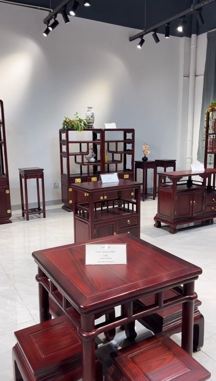 黑酸枝木类家具，68尺寸四方桌配4把官帽椅