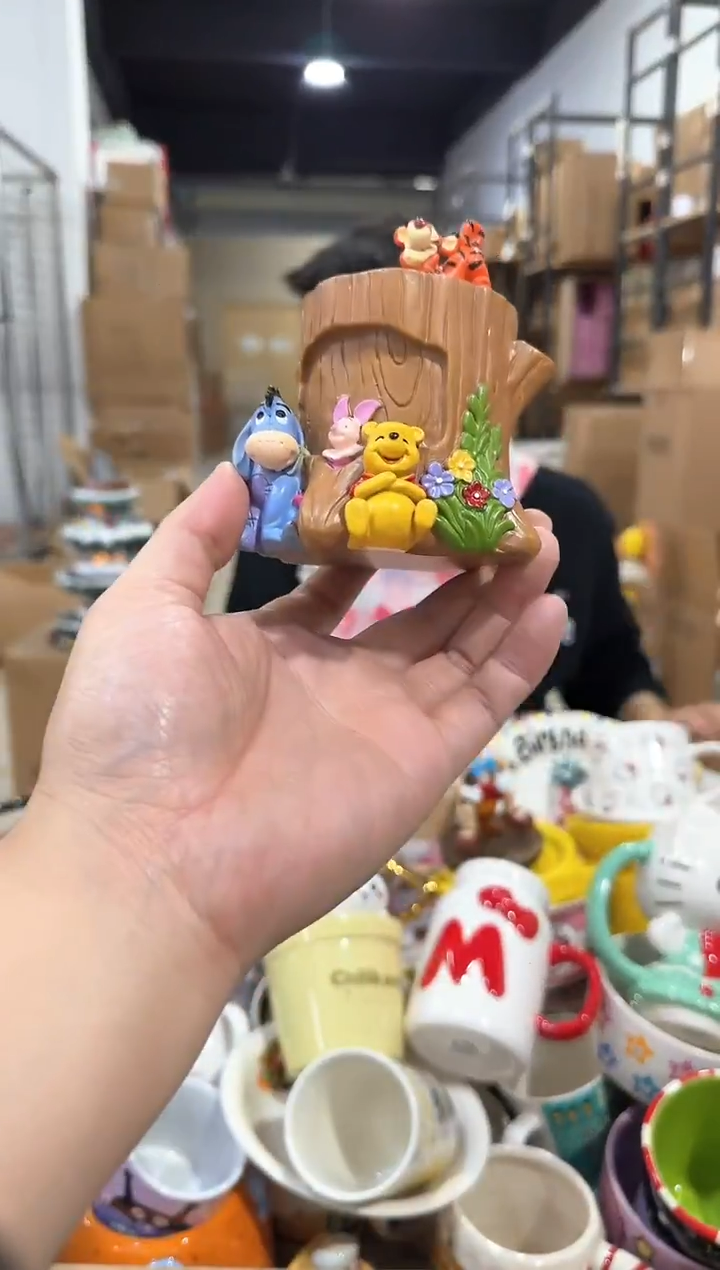 瓷片维尼树桩笔筒