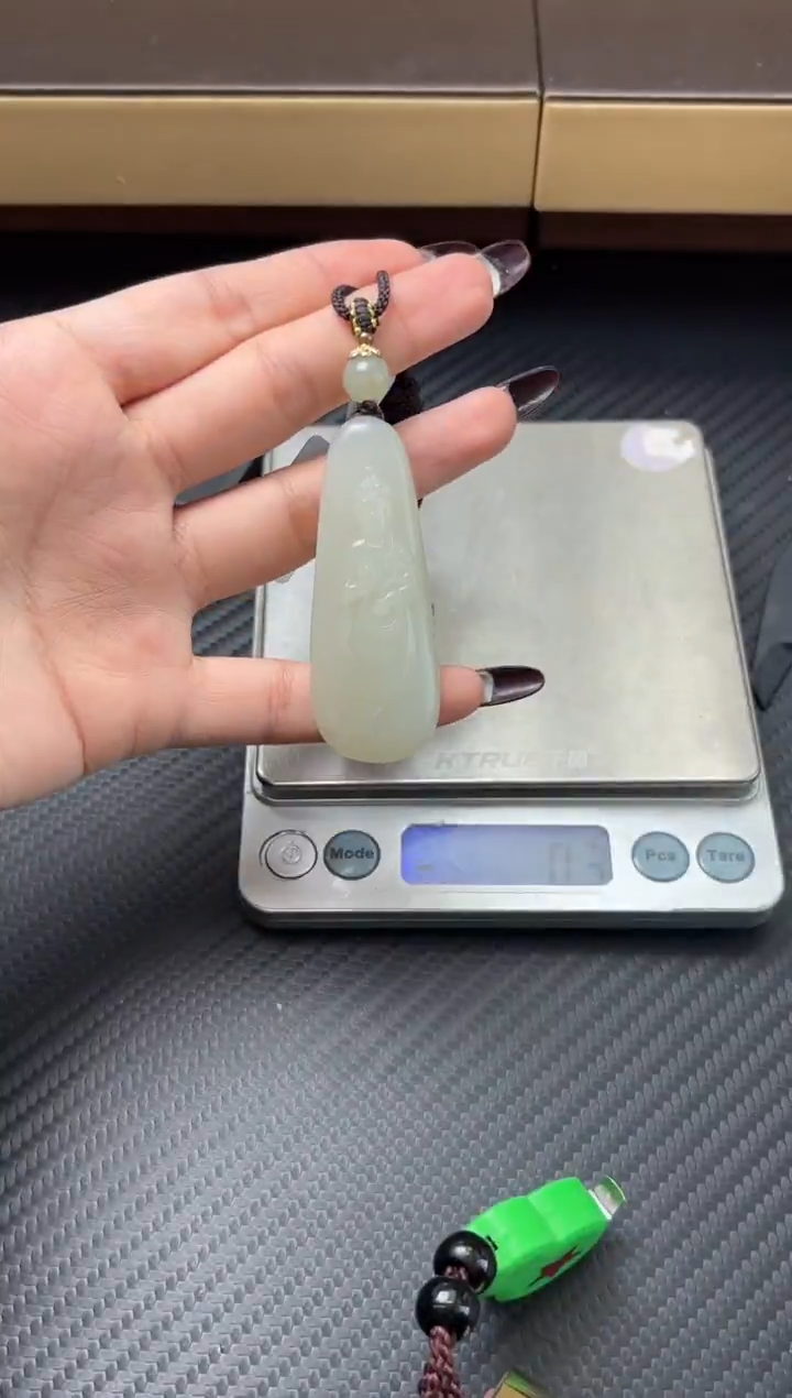 吊坠(赠链)未镶嵌和田玉和田黑山微色差吊坠S