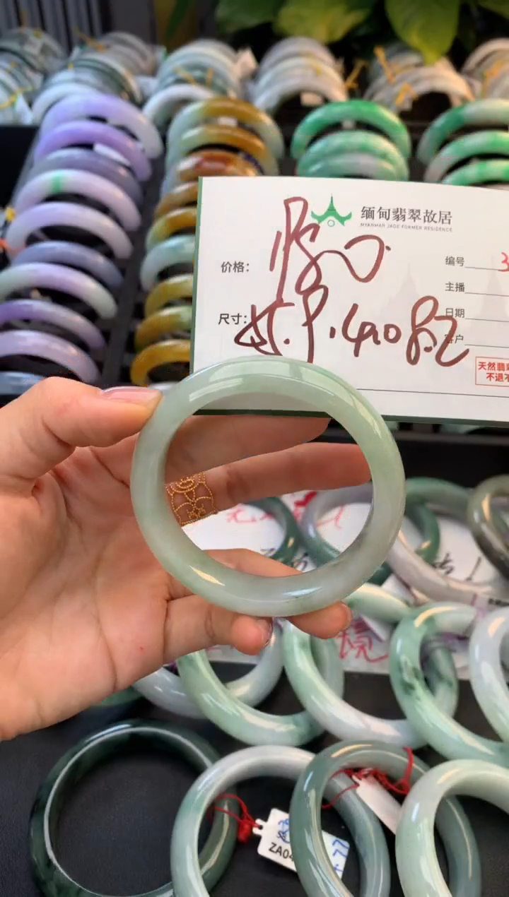 未镶嵌定制翡翠毛货需精细抛光+多人