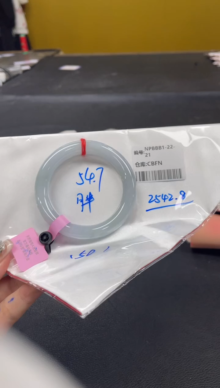 翡翠手镯未镶嵌翡翠手镯