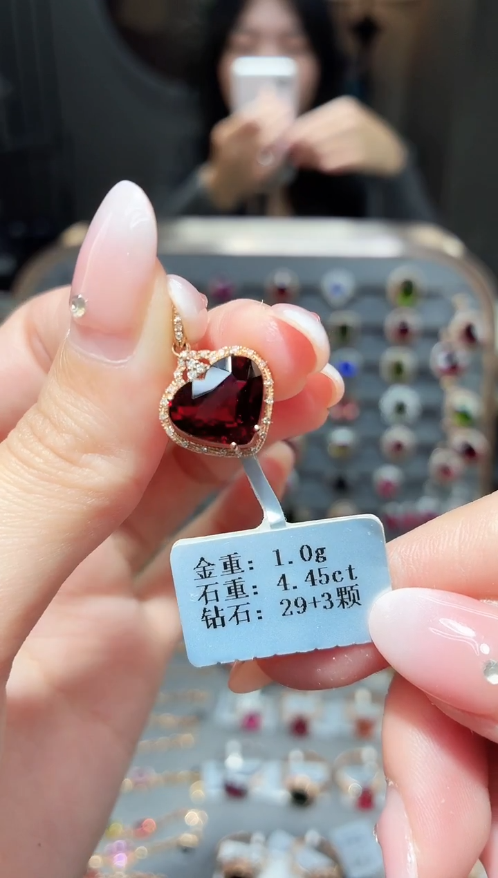 颈饰18K金镶嵌石榴石4.45ct