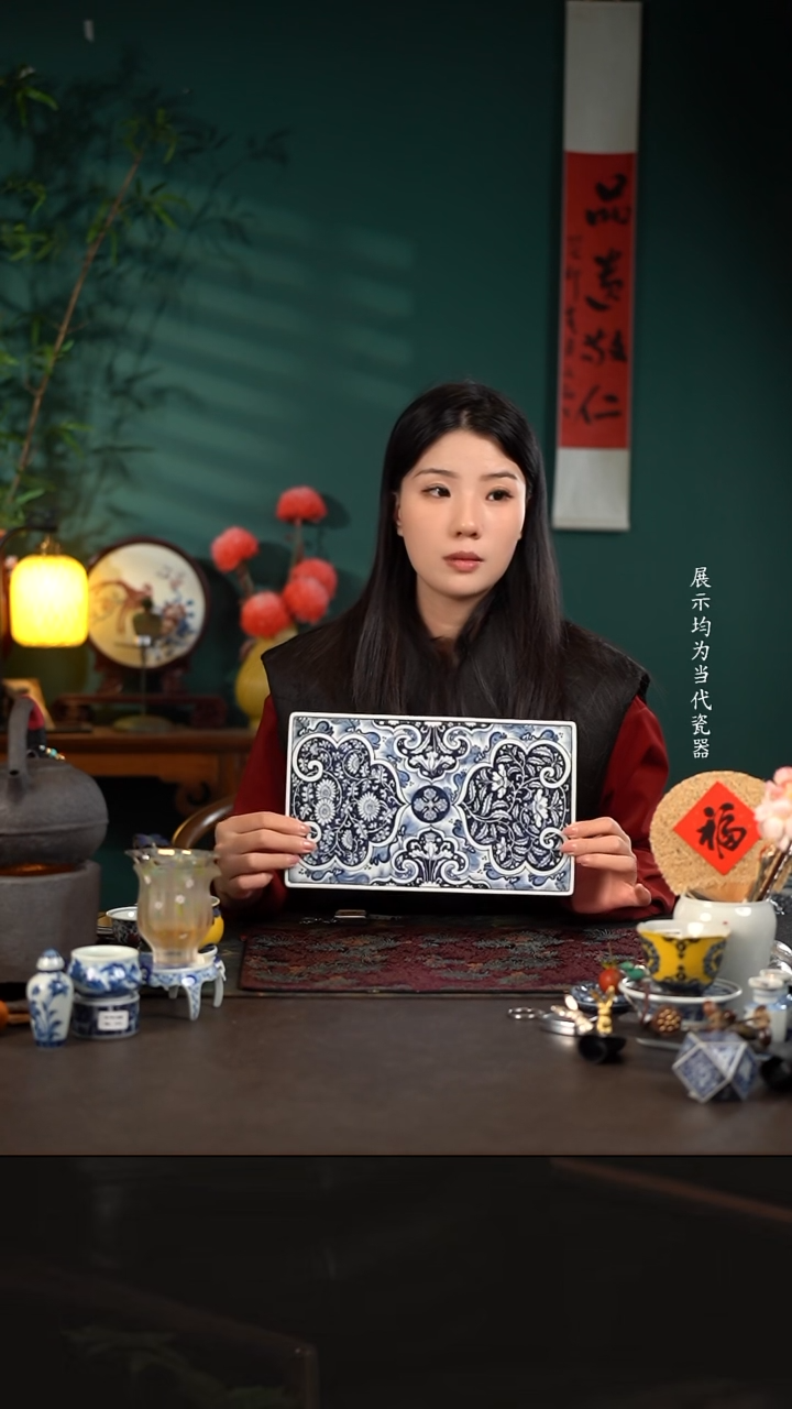 子润窑蓝地缠枝花卉如意长干泡