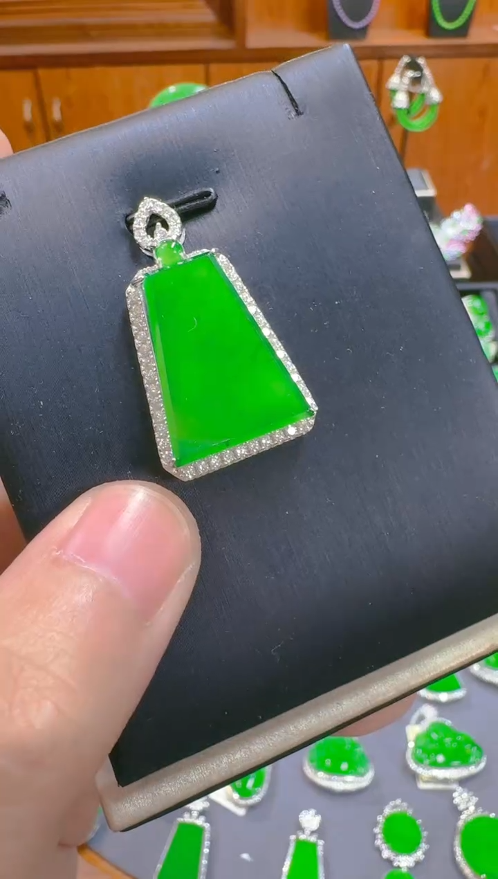【闪购商品】翡翠吊坠(赠链)银S925镶嵌天然A货翡翠