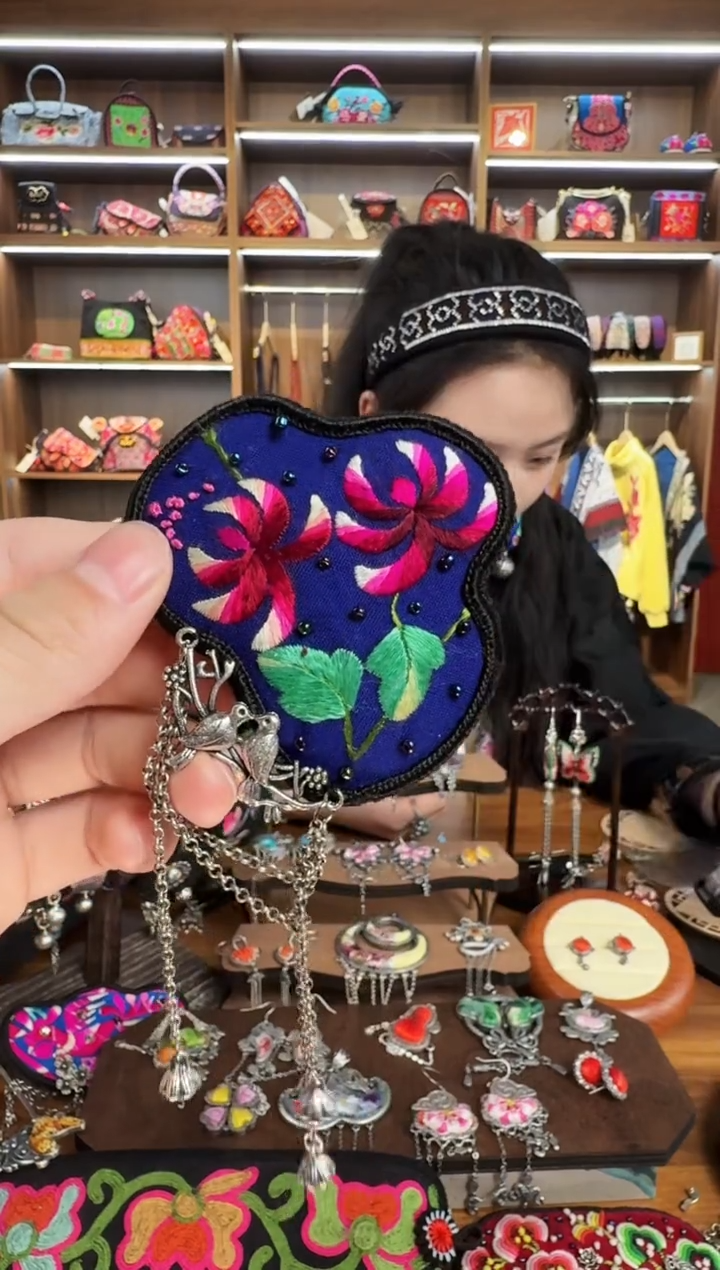 【闪购商品】织绣73蒙阿苏苗绣传承