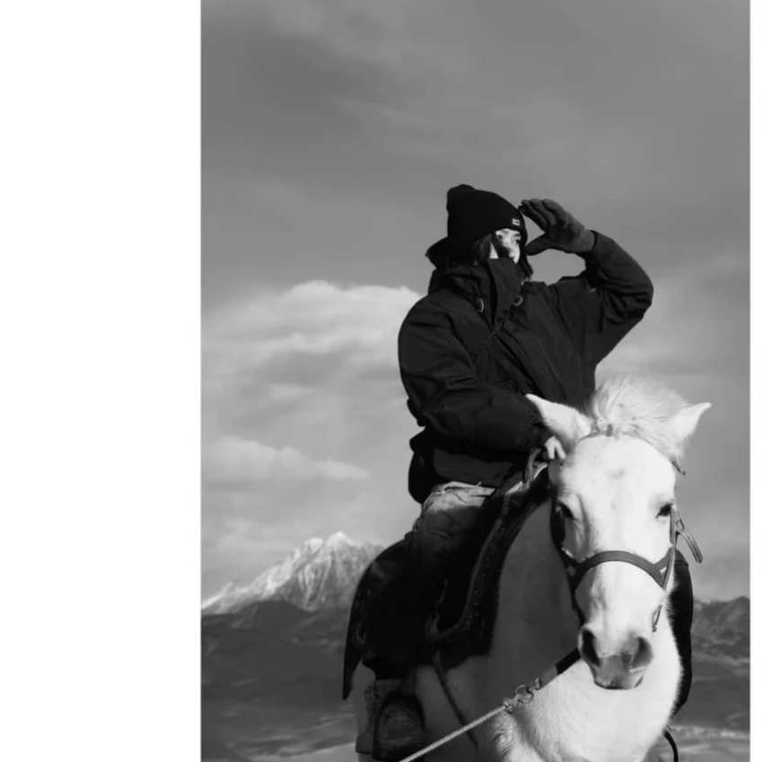 黑色轻量化尼龙22L双肩包