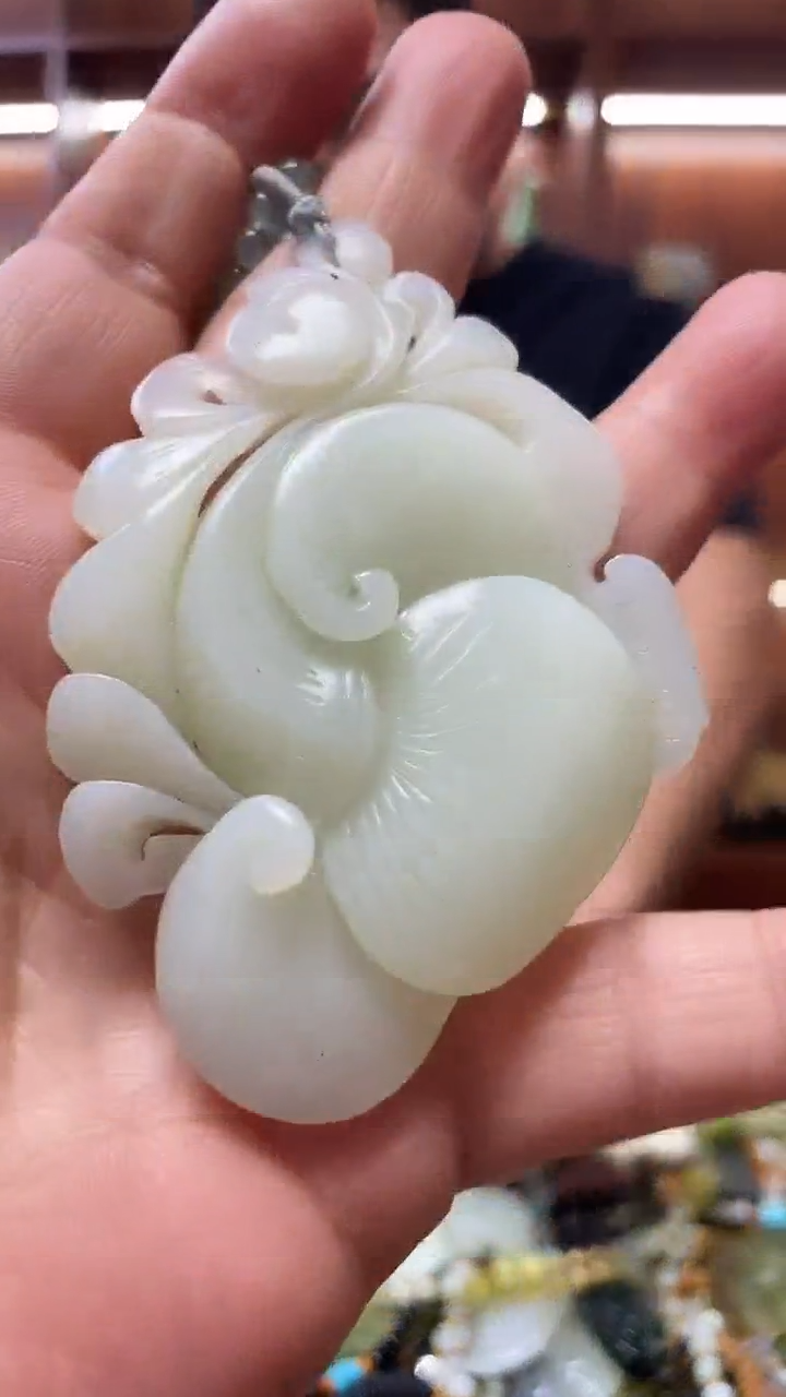 未镶嵌蛇纹石玉吊坠     