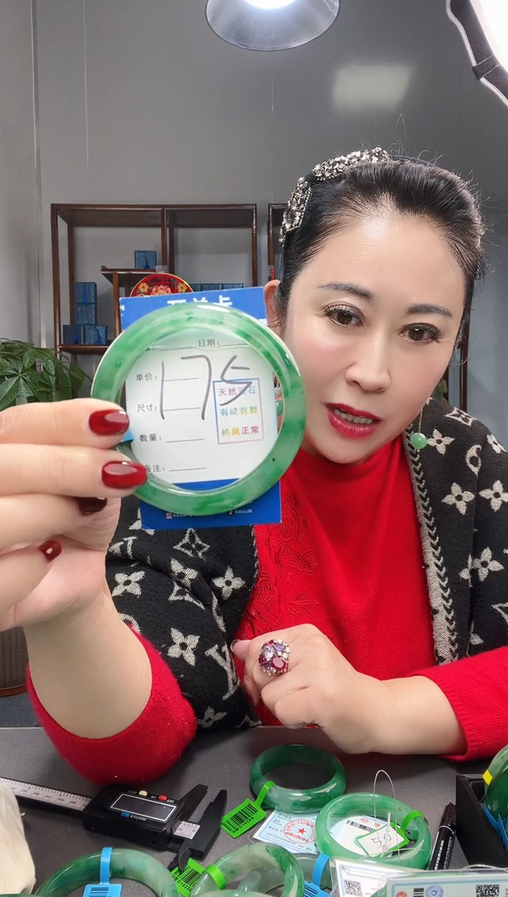 【闪购商品】石英质玉手镯未镶嵌v非洲翠