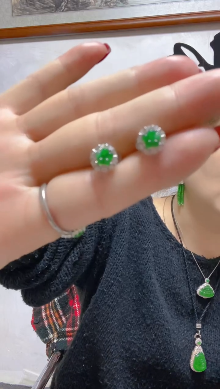 未镶嵌翡翠耳饰天然A货 假一罚四