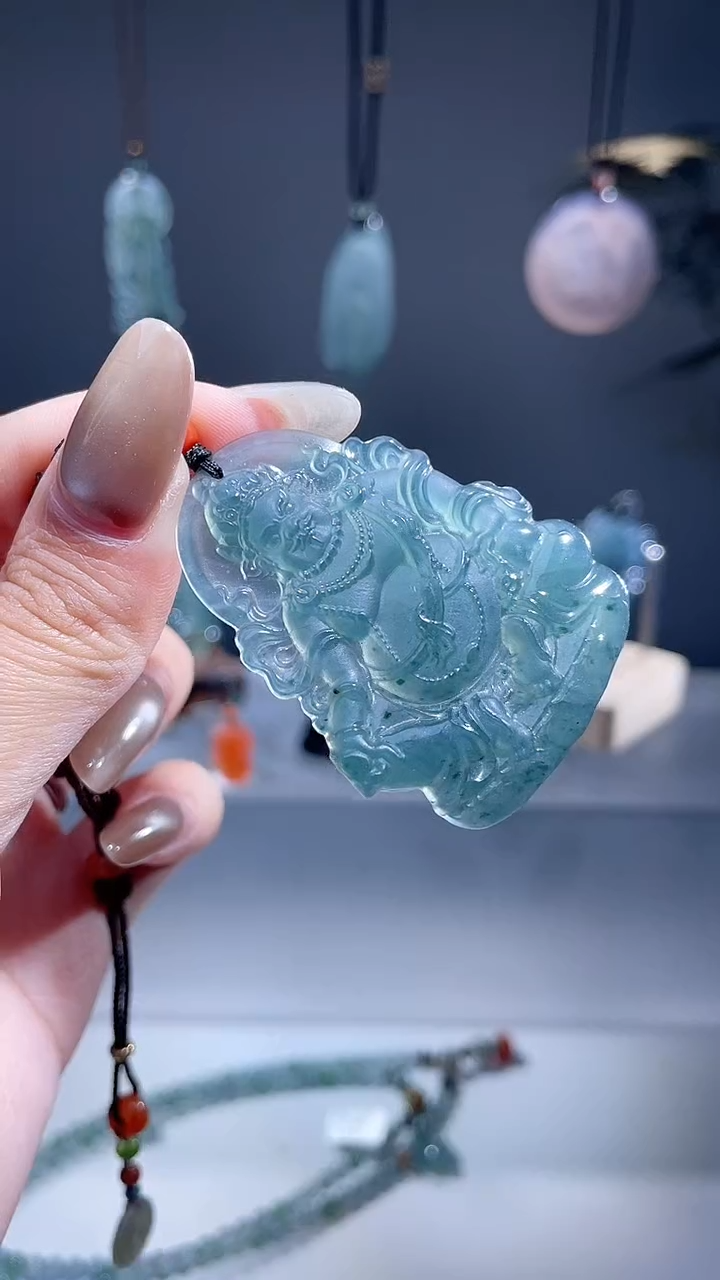 颈饰未镶嵌翡翠黄财神