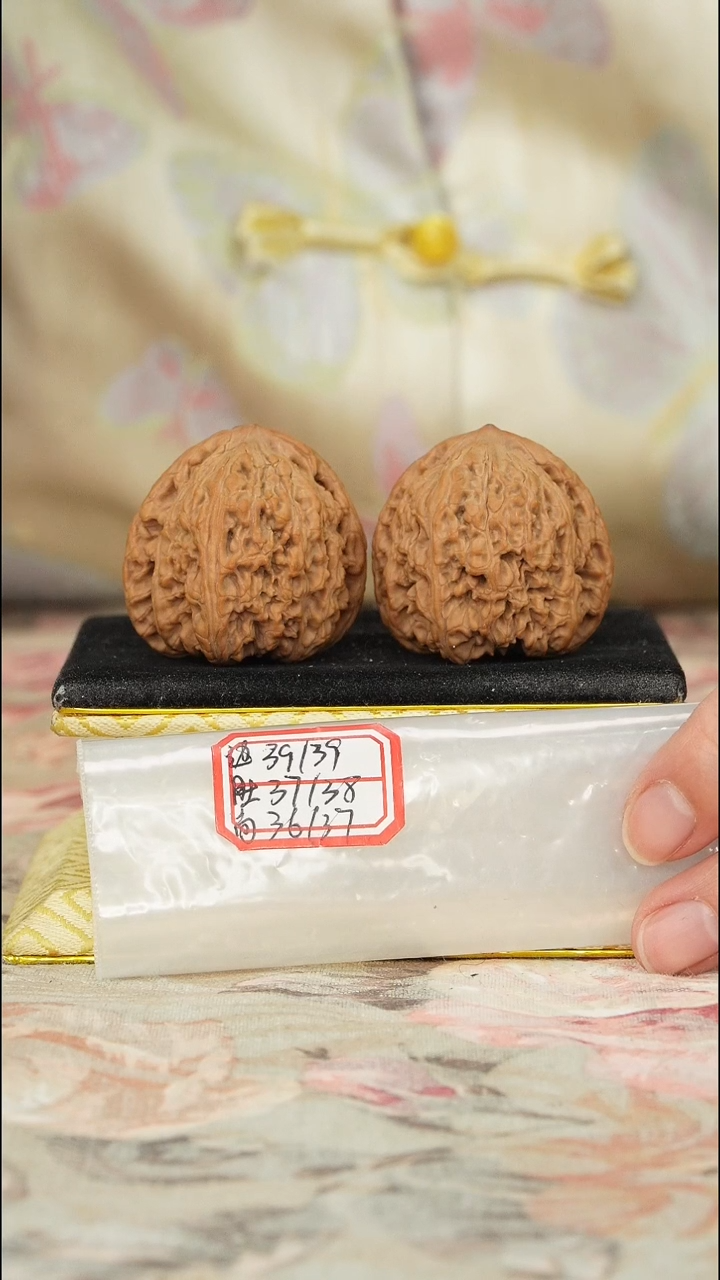 【闪购商品】文玩核桃把件密纹